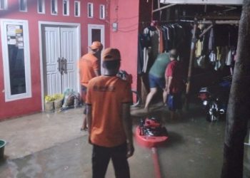 Pemkot Bandar Lampung Gerak Cepat Bantu Warga Bersihkan Sisa Lumpur Banjir