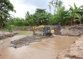 Eva Dwiana Kerahkan Alat Berat, Pulihkan Wilayah Banjir