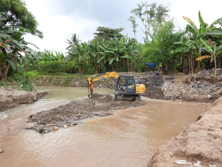 Eva Dwiana Kerahkan Alat Berat, Pulihkan Wilayah Banjir