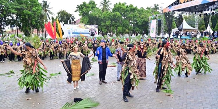 Panggung Keberagaman: Ribuan Peserta Warnai Pawai Budaya HUT ke-69 Lampung Selatan