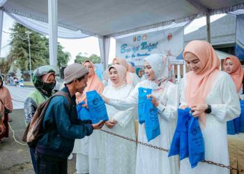 Kolaborasi OPD dan TP PKK Lampung, Bagikan Ratusan Paket Takjil untuk Pengguna Jalan