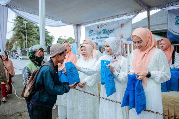 Kolaborasi OPD dan TP PKK Lampung, Bagikan Ratusan Paket Takjil untuk Pengguna Jalan