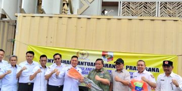 Bantu Korban Banjir Lampura, Anggota DPR RI Aprozi Alam Gandeng BNPB Salurkan Makanan Siap Saji