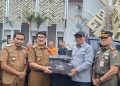 Sinergi Pusat dan Daerah, Aprozi Alam Serahkan Bantuan Banjir di Lampung Utara