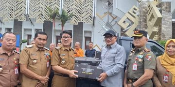 Sinergi Pusat dan Daerah, Aprozi Alam Serahkan Bantuan Banjir di Lampung Utara