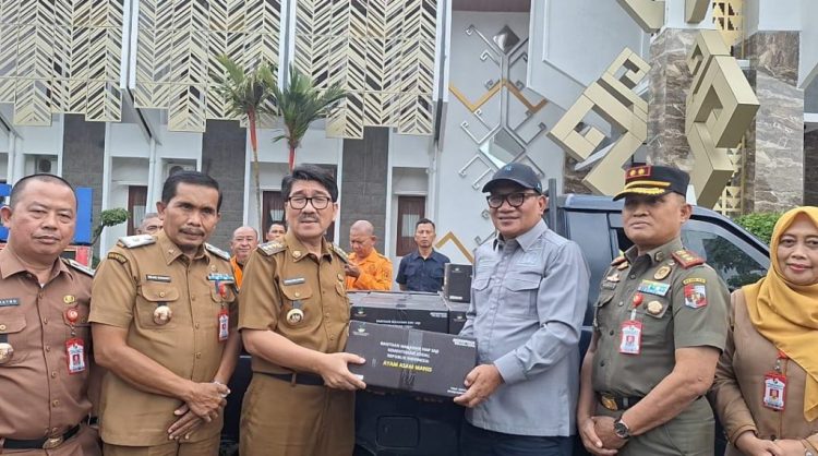 Sinergi Pusat dan Daerah, Aprozi Alam Serahkan Bantuan Banjir di Lampung Utara