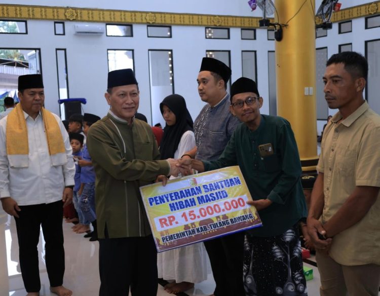 Pemkab Tulang Bawang Salurkan Hibah Masjid dan Santunan Anak Yatim