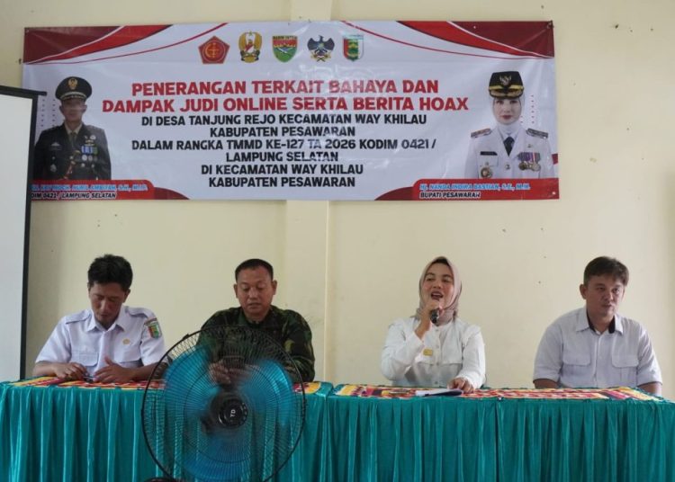 Sinergi TMMD ke-127, Diskominfotiksan Pesawaran Ajak Warga Way Khilau Lawan Judi Online