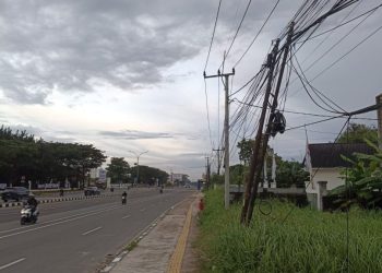 Warga Soroti Kabel Udara Tak Tertata di Kawasan Kantor Gubernur Banten
