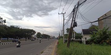 Warga Soroti Kabel Udara Tak Tertata di Kawasan Kantor Gubernur Banten