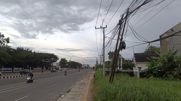 Warga Soroti Kabel Udara Tak Tertata di Kawasan Kantor Gubernur Banten