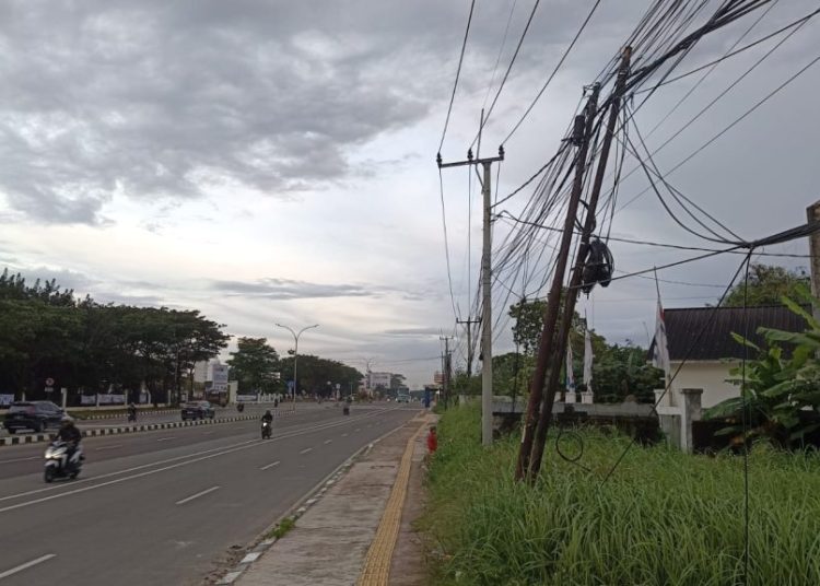 Warga Soroti Kabel Udara Tak Tertata di Kawasan Kantor Gubernur Banten