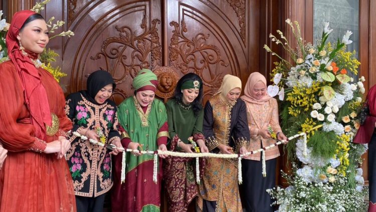 Lady Tenun Klasik Perluas Jejak, Butik Baru Usung Semangat Pelestarian Wastra