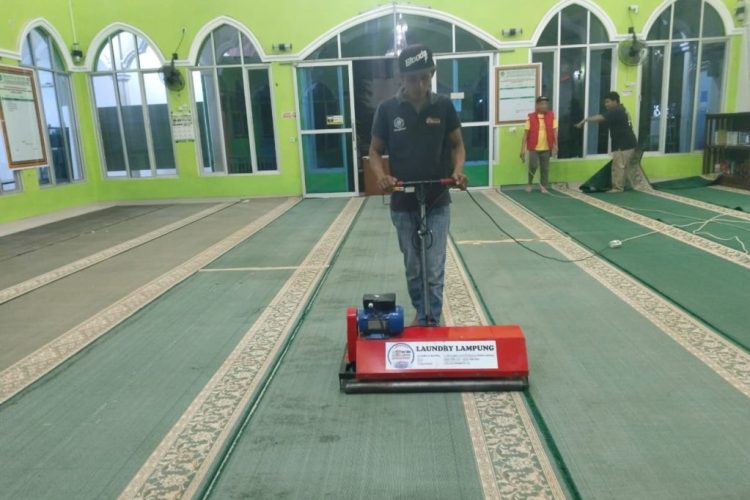 Mepoh Laundry Gelar Aksi Bersih-Bersih di Masjid Al Iman Gedong Meneng