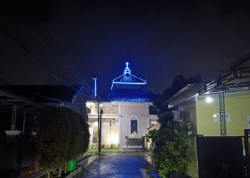 Cahaya Biru Kubah Masjid Al Iman Gedong Meneng Ciptakan Nuansa Khusyuk Jelang Ramadhan