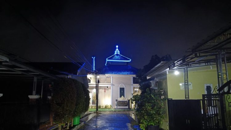 Cahaya Biru Kubah Masjid Al Iman Gedong Meneng Ciptakan Nuansa Khusyuk Jelang Ramadhan