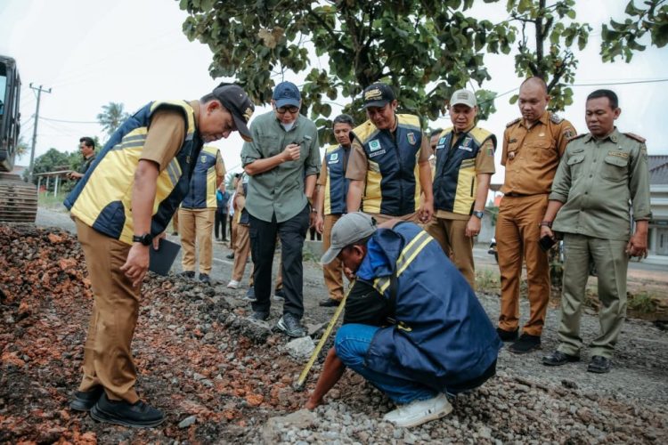 Tinjau Ruas Gunung Batin–Daya Murni, Gubernur Mirza Instruksikan Perbaikan Jalan Rampung Sebelum Lebaran