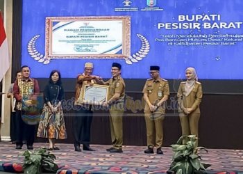 Wujud Akses Keadilan, Pemkab Pesisir Barat Terima Penghargaan dari Menteri Hukum RI