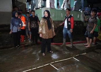 Wali Kota Eva Dwiana Tinjau Lokasi Banjir, Ratusan Warga Terima Bantuan