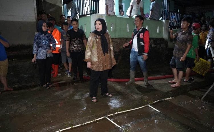 Wali Kota Eva Dwiana Tinjau Lokasi Banjir, Ratusan Warga Terima Bantuan