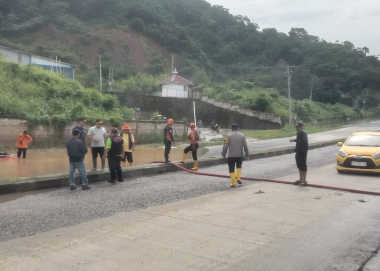 Respon Cepat Bunda Eva, Genangan di By Pass Langsung Ditangani Satgas Gabungan