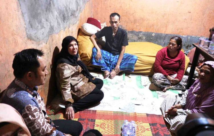 Banjir di Rajabasa Telan Korban Jiwa, Eva Dwiana Serahkan Bantuan untuk Keluarga Satria