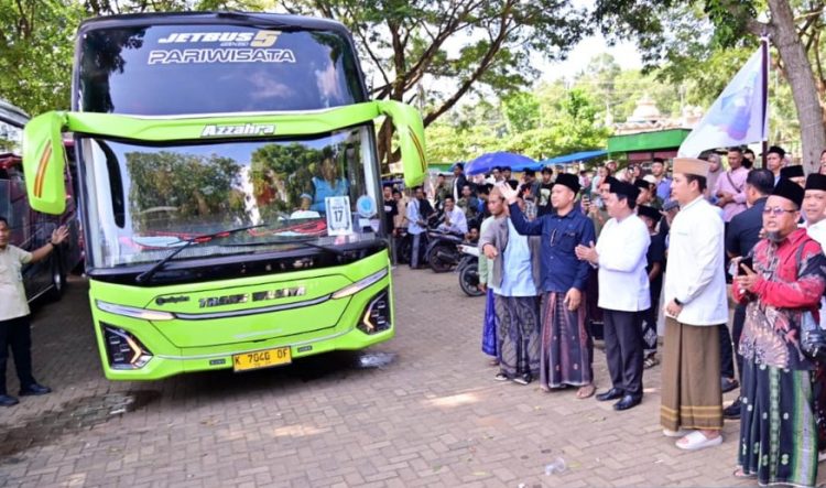Bupati Radityo Egi Pratama Lepas 1.350 Santri, Pesannya Menyentuh Hati