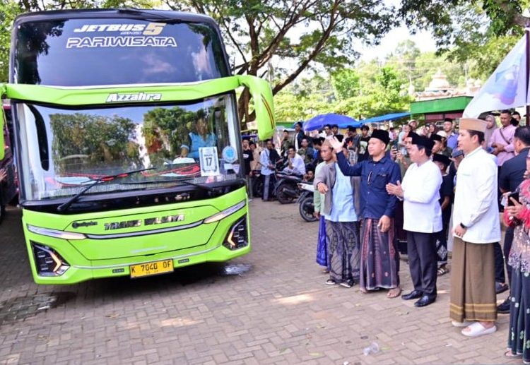 Bupati Radityo Egi Pratama Lepas 1.350 Santri, Pesannya Menyentuh Hati