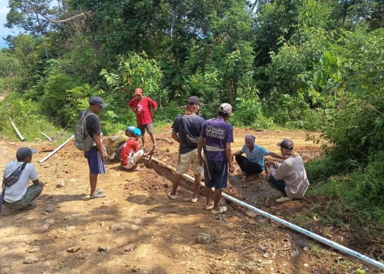 Wujudkan Akses Air Bersih, Warga Pekon Waysindi Hanuan Gotong Royong Pasang Pipa Way Palimbang