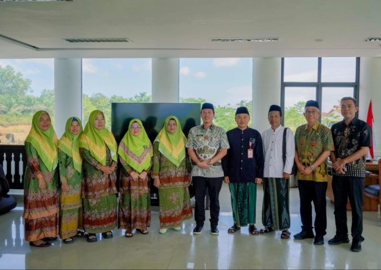 Muslimat NU Ngaras Audiensi dengan Bupati Pesibar, Harapkan Kehadiran di Tabligh Akbar 4 April