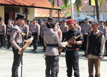 Polres Pesisir Barat Bagikan Kentongan untuk Pererat Keamanan Lingkungan
