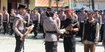 Polres Pesisir Barat Bagikan Kentongan untuk Pererat Keamanan Lingkungan