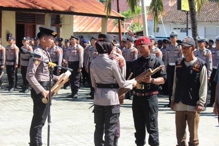 Polres Pesisir Barat Bagikan Kentongan untuk Pererat Keamanan Lingkungan