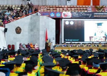 Rektor Unila Lepas Ratusan Wisudawan, Tekankan Kontribusi Nyata bagi Masyarakat
