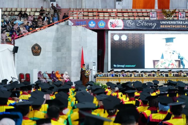 Rektor Unila Lepas Ratusan Wisudawan, Tekankan Kontribusi Nyata bagi Masyarakat