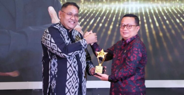 Pesantren Naik Kelas, Menag Diganjar Penghargaan Golden Leader