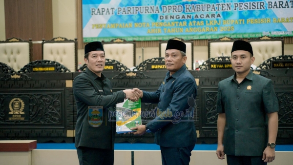 Bupati Dedi Irawan Sampaikan LKPJ 2025 dalam Rapat Paripurna DPRD Pesisir Barat