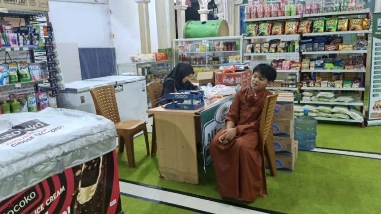 Al Iman Mart Gedong Meneng Ramai Dikunjungi, Anak-anak Ikut Meramaikan dengan Jajanan Murah