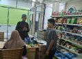 Belanja Sambil Berdayakan Masjid, Suci Rela Bersepeda ke Al Iman Mart Gedong Meneng