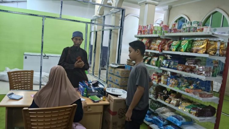 Belanja Sambil Berdayakan Masjid, Suci Rela Bersepeda ke Al Iman Mart Gedong Meneng