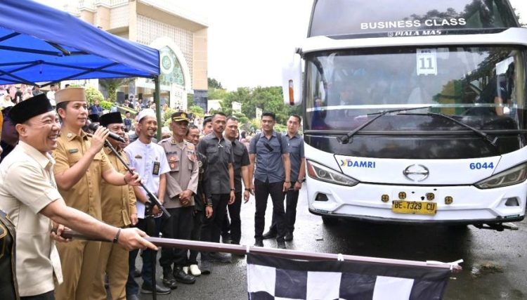 Bupati Egi Lepas Ratusan Jemaah Haji, Doakan Pulang Menjadi Haji Mabrur