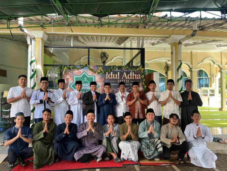 Usai Shalat Iduladha, Jemaah Masjid Al-Iman Gedong Meneng Gelar Tradisi Halalbihalal