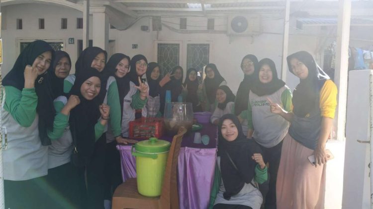 Bekerja Maraton Tiga Hari, Emak-Emak Masjid Al-Iman Sukses Pasok Logistik Ratusan Panitia