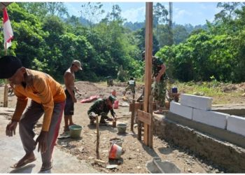 Satgas TMMD Ke-128 Kodim 0424/Tanggamus Mulai Pasang Bata Batako untuk Pembangunan RKB SD Batu Nyangka