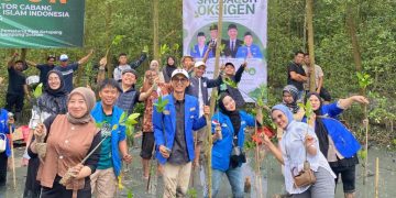 Ratusan Kader PMII Se-Lampung Hijaukan Pesisir Pematang Pasir