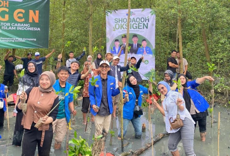 Ratusan Kader PMII Se-Lampung Hijaukan Pesisir Pematang Pasir