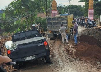 Minim Pengawasan, Mobil Pick Up Terjebak Lumpur di Proyek Jembatan Pendem