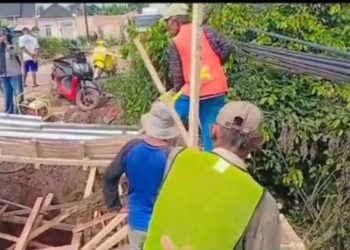 Mobil Pick Up Terperosok di Proyek Jembatan Pendem, Warga Kritik Kontraktor Abaikan Keselamatan