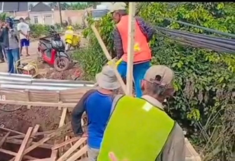 Mobil Pick Up Terperosok di Proyek Jembatan Pendem, Warga Kritik Kontraktor Abaikan Keselamatan