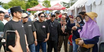 Di Tengah Gemuruh IDS Sumatra 2026, Bupati Egi Pilih Sapa dan Belanja di Tenant UMKM